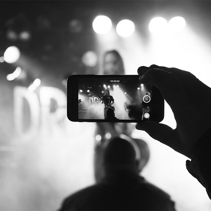 Should Cellphones Be Banned At Live Shows?