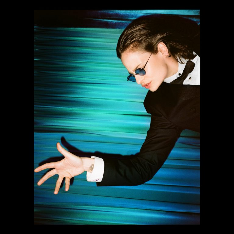 Christine and the Queens / Redcar – La Chanson Du Chevalier